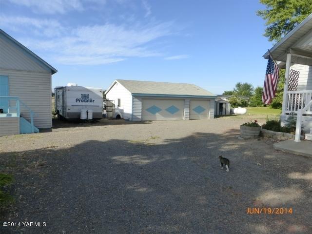 1640 Division Road Zillah, WA 98953 - Photo 24 of 49 a view of a house with a yard
