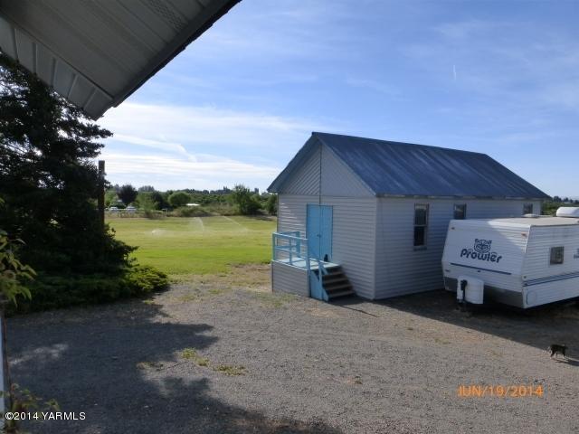 1640 Division Road Zillah, WA 98953 - Photo 25 of 49 a house view with a garden space