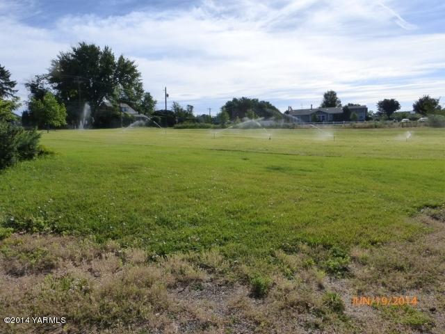 1640 Division Road Zillah, WA 98953 - Photo 27 of 49 a view of a city with lawn chairs and large trees