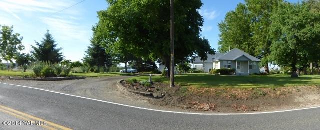 1640 Division Road Zillah, WA 98953 - Photo 33 of 49 a view of a house with a yard