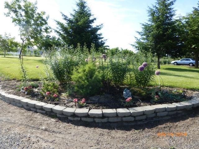 1640 Division Road Zillah, WA 98953 - Photo 35 of 49 a garden with lots of trees and flowers