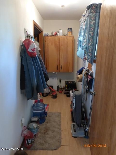 1640 Division Road Zillah, WA 98953 - Photo 40 of 49 a view of a room with gym equipment