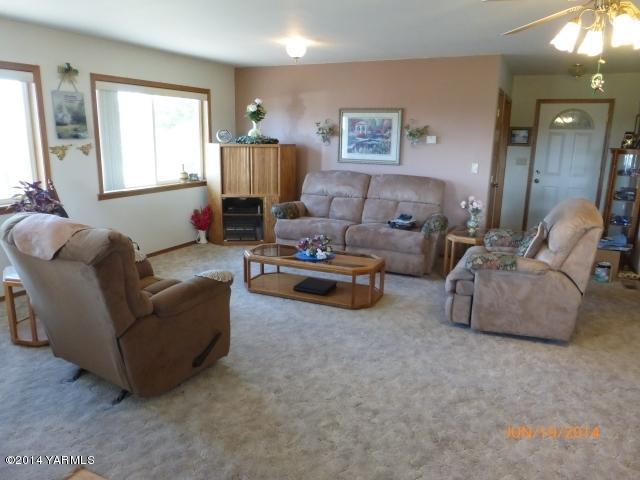 1640 Division Road Zillah, WA 98953 - Photo 5 of 49 a living room with furniture and a window