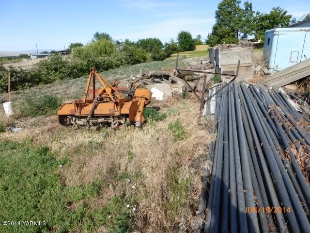 1640 Division Road Zillah, WA 98953 - Photo 47 of 49 a view of a yard with sitting area