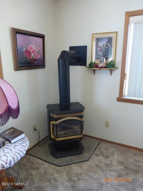 1640 Division Road Zillah, WA 98953 - Photo 7 of 49 a room with painting on the wall and a window