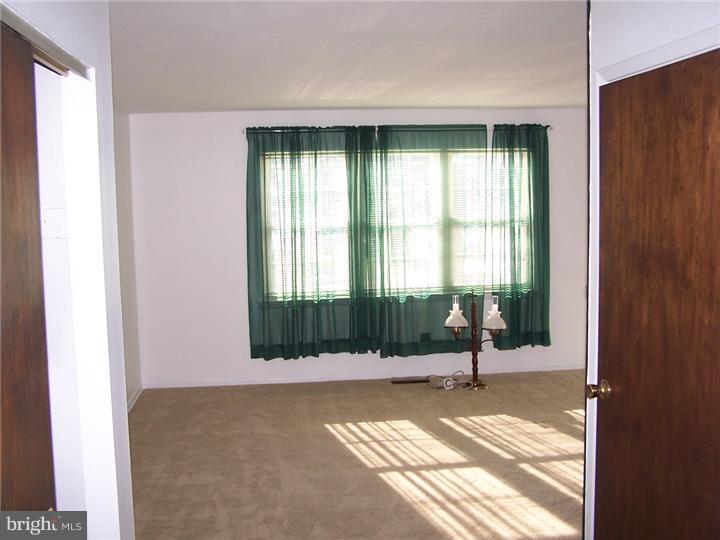 12848 Medford Road Philadelphia, PA 19154 - Photo 3 of 14 Living Room