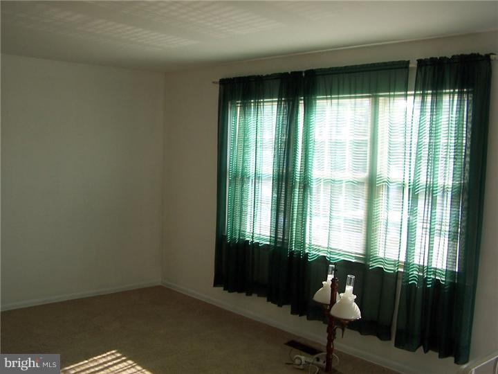 12848 Medford Road Philadelphia, PA 19154 - Photo 4 of 14 Living Room