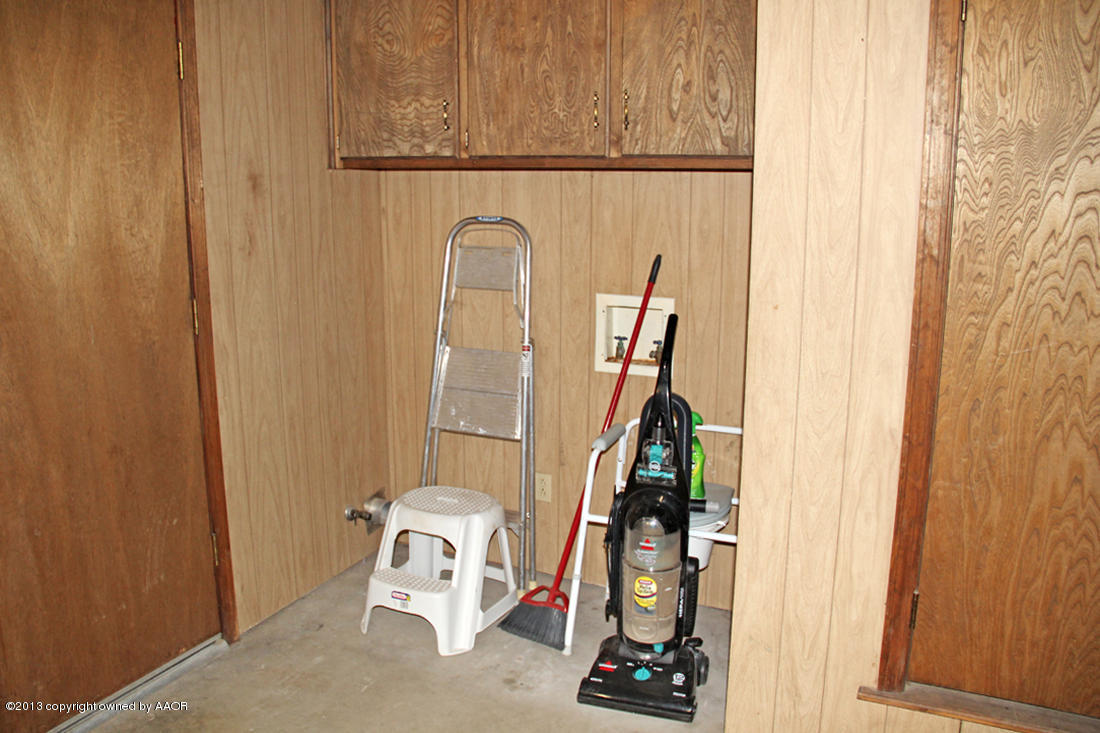 7103 Hatton Road Amarillo, TX 79110 - Photo 11 of 28 a view of walk in closet