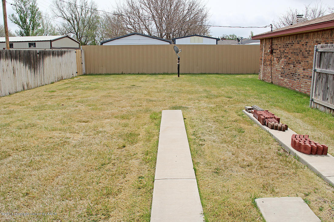 7103 Hatton Road Amarillo, TX 79110 - Photo 12 of 28 a view of a backyard