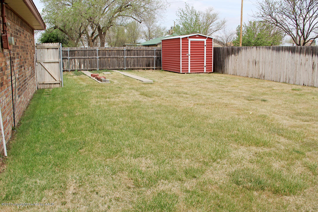 7103 Hatton Road Amarillo, TX 79110 - Photo 13 of 28 a view of outdoor space and yard