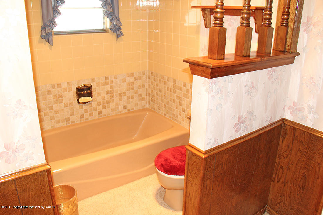 7103 Hatton Road Amarillo, TX 79110 - Photo 16 of 28 a bathroom with a sink toilet and shower