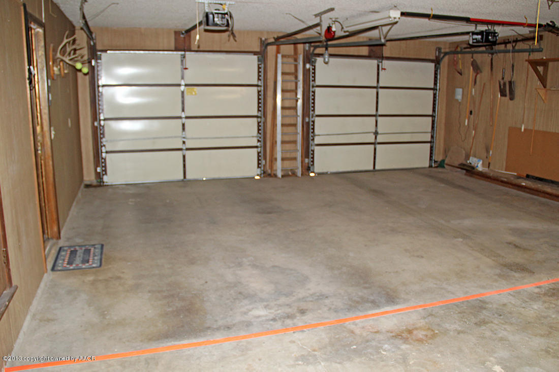 7103 Hatton Road Amarillo, TX 79110 - Photo 19 of 28 a view of a garage