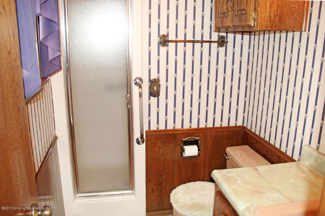 7103 Hatton Road Amarillo, TX 79110 - Photo 25 of 28 a bathroom with a toilet and a sink