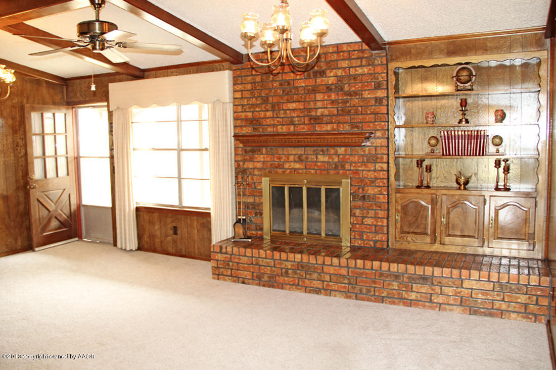 7103 Hatton Road Amarillo, TX 79110 - Photo 3 of 28 a living room with furniture