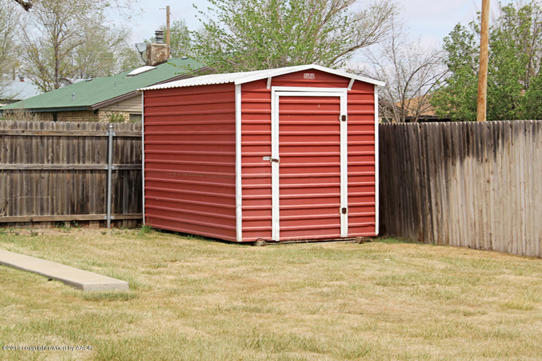 7103 Hatton Road Amarillo, TX 79110 - Photo 10 of 28 a front view of a house with a yard