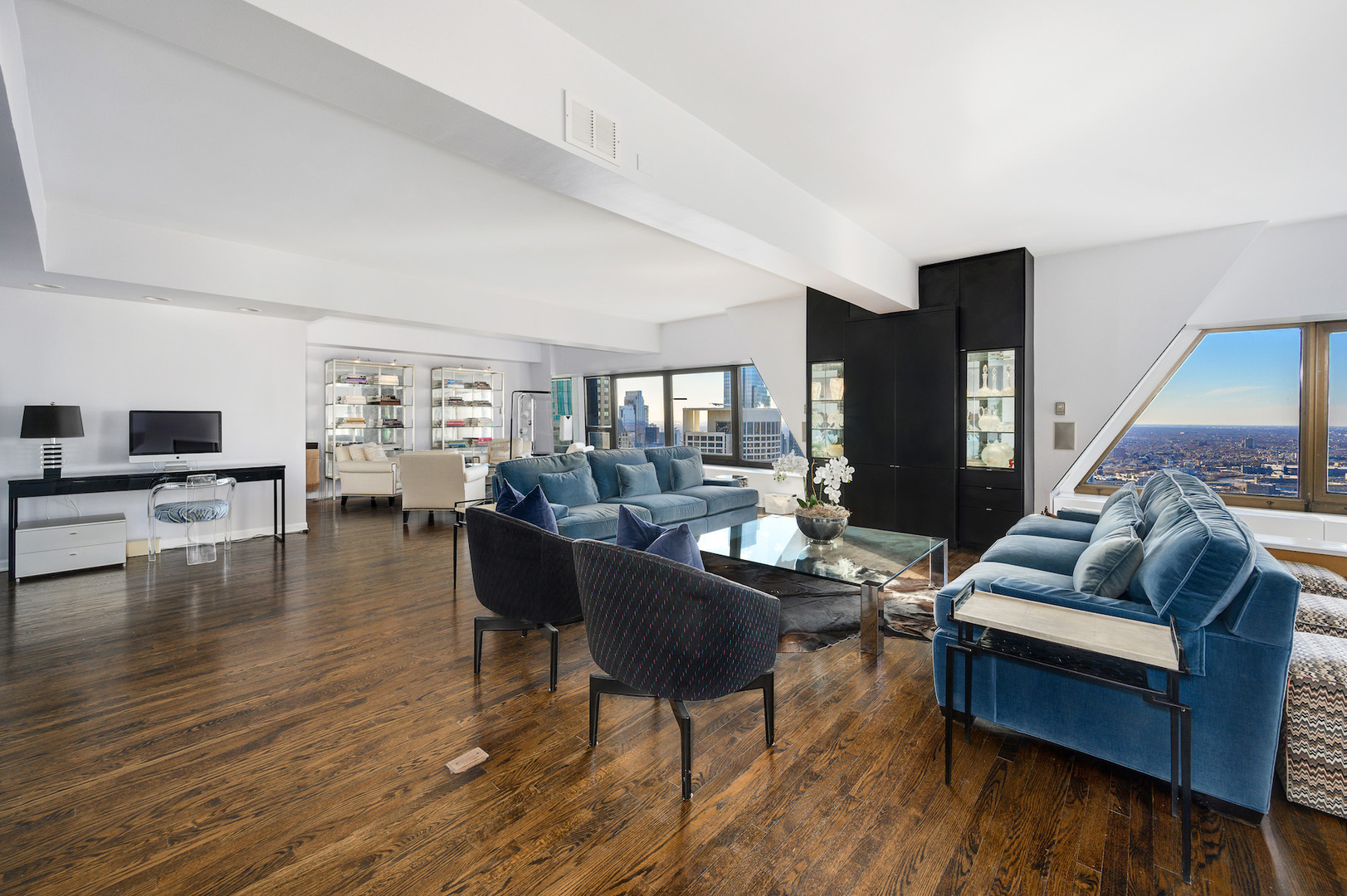 175 East Delaware Place, Unit 46254601 Chicago, IL 60611 - Photo 10 of 33 a living room with furniture and a wooden floor