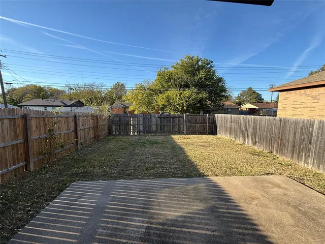 a view of a backyard