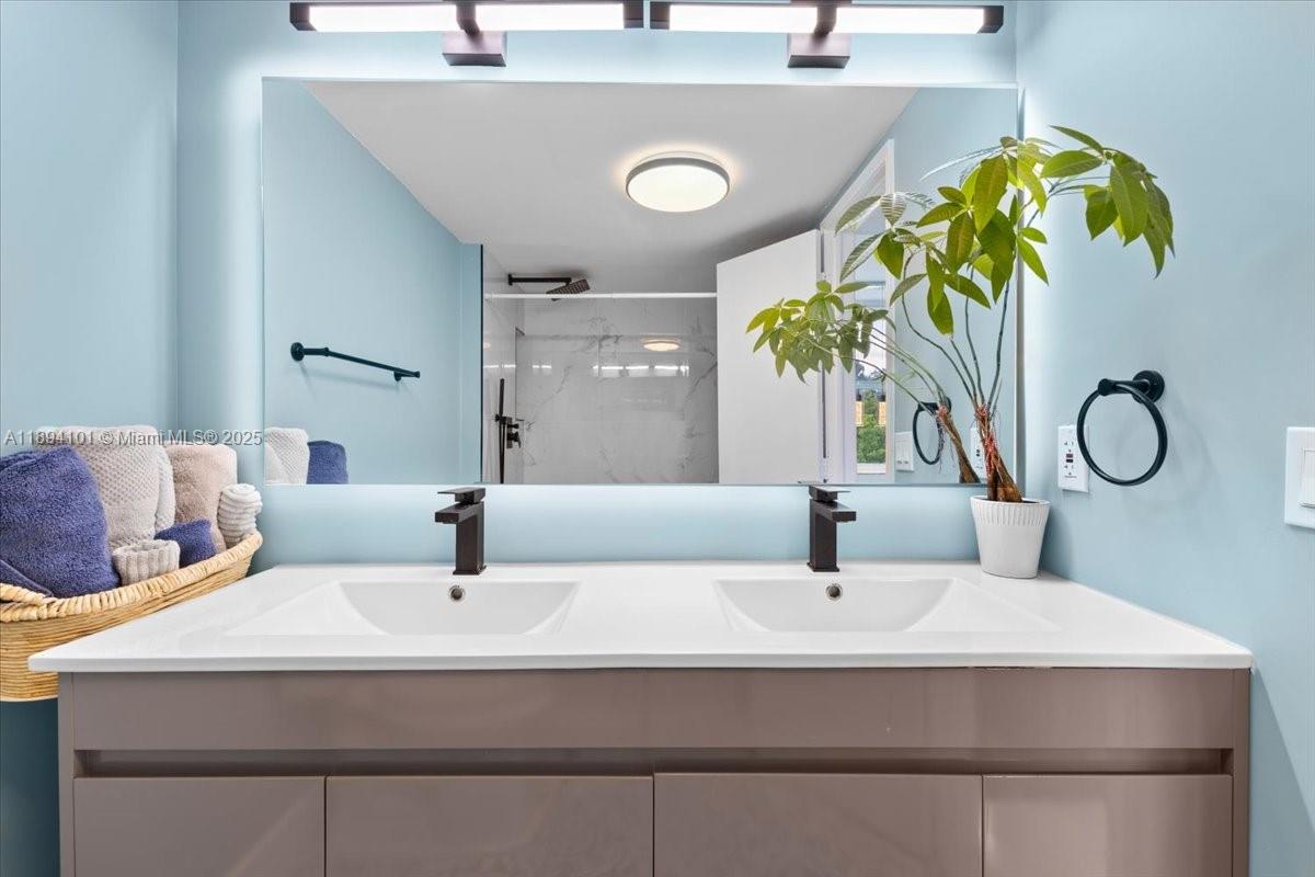 9450 Live Oak Place, Unit 109 Davie, FL 33324 - Photo 34 of 98 a bathroom with a sink and a mirror