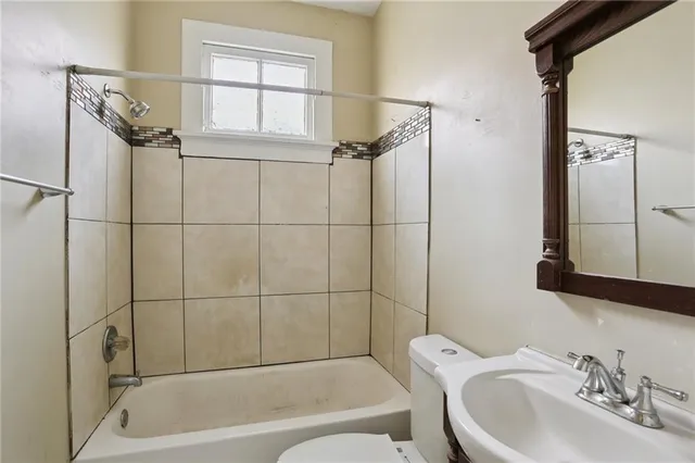 $1,300 | 824 Weyer Street, Gretna, LA 70053