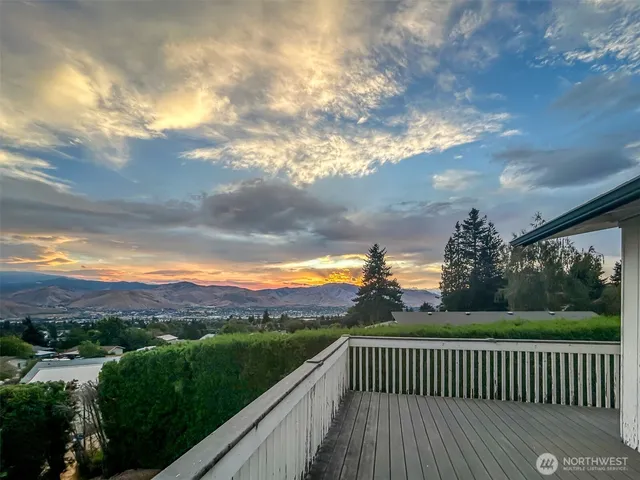 $550,000 | 1810 9th Street Northeast, East Wenatchee, WA 98802