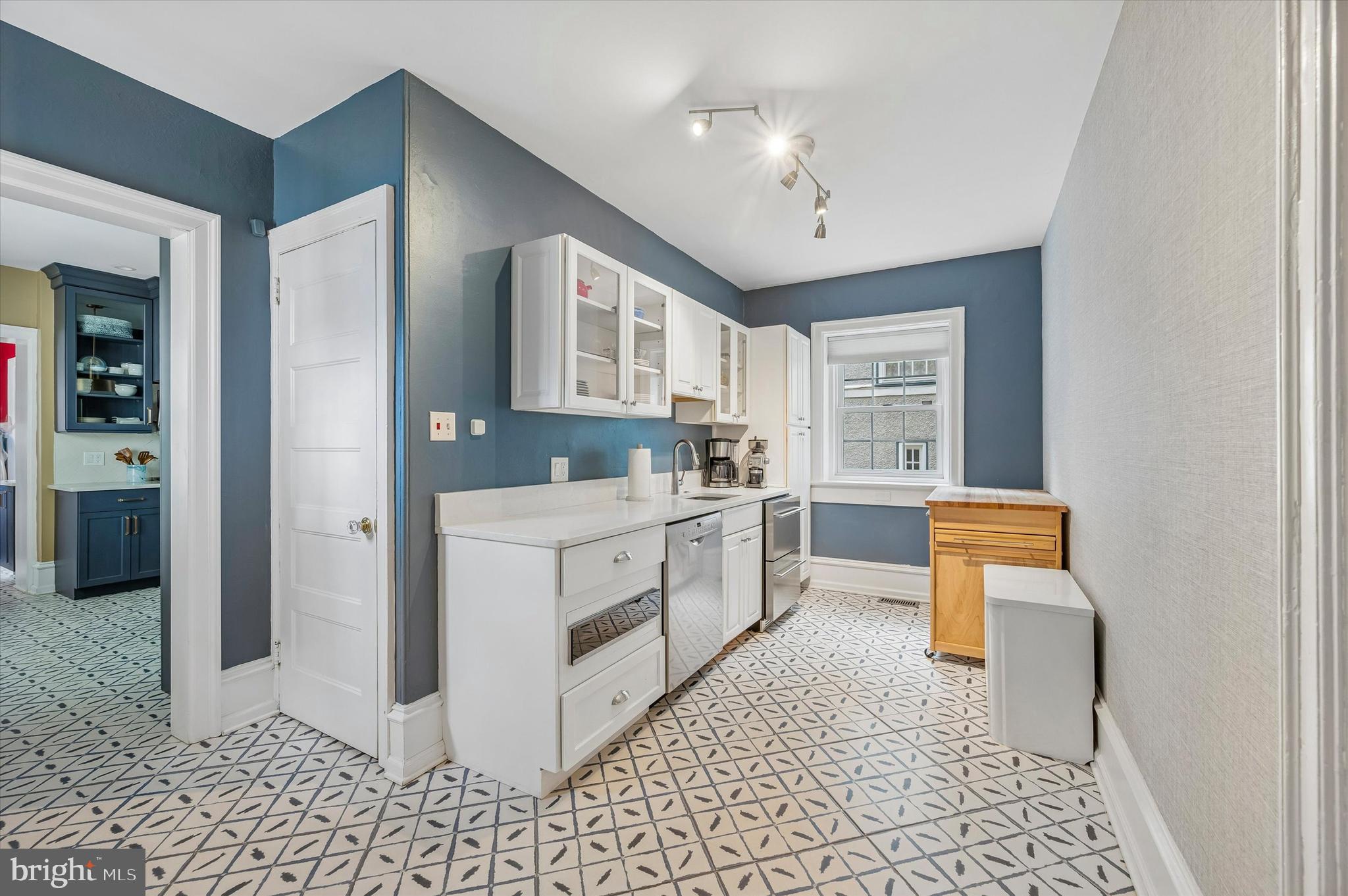 6482 Sherwood Road Philadelphia, PA 19151 - Photo 13 of 48