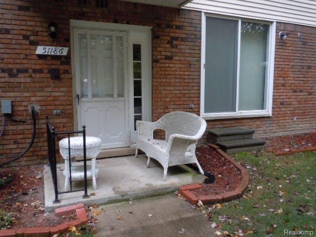51186 South Foster Road New Baltimore, MI 48047 - Photo 17 of 26 Entry to unit & garage.JPG