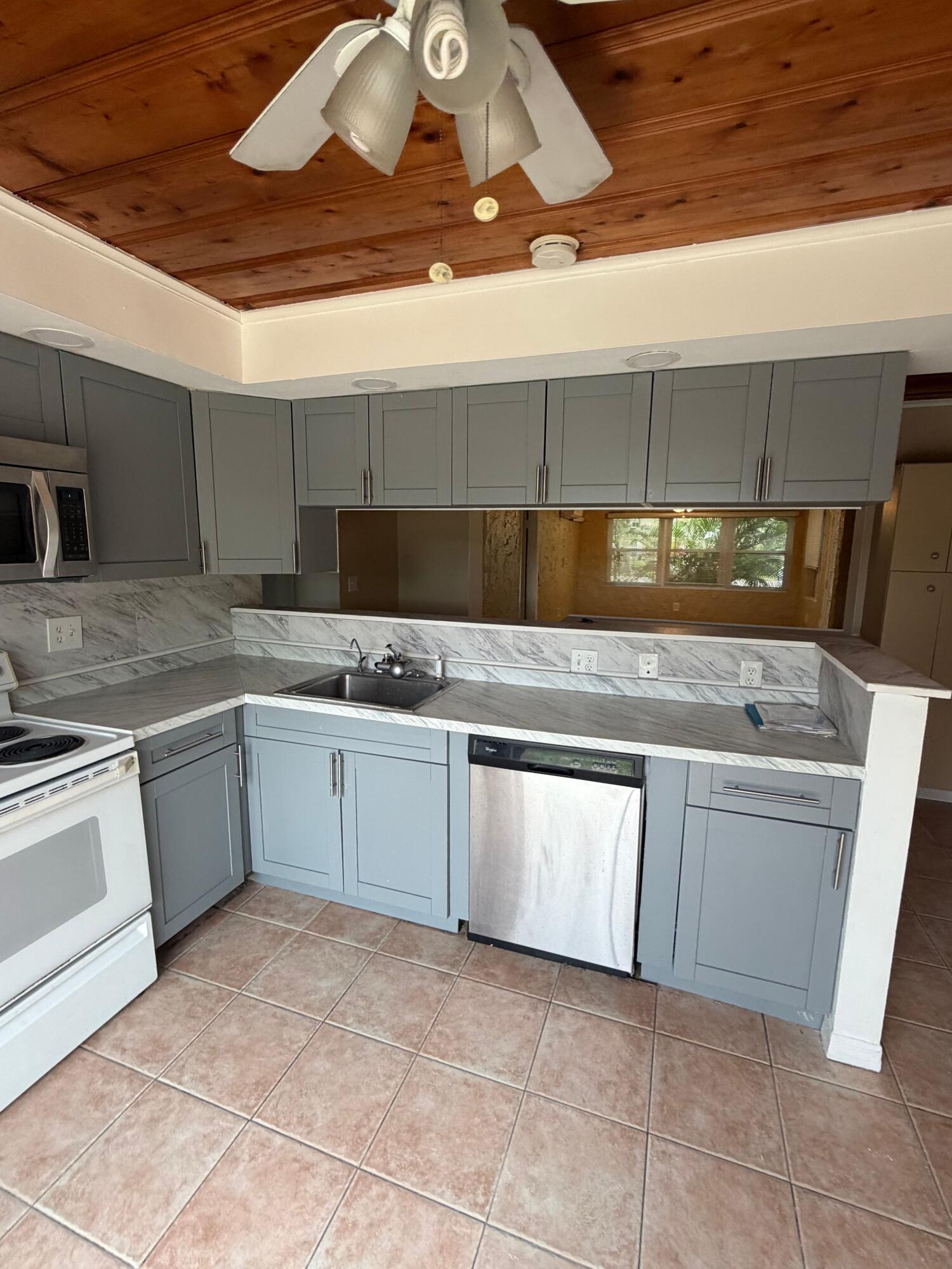 5601 Pierce Street Hollywood, FL 33021 - Photo 2 of 23 2