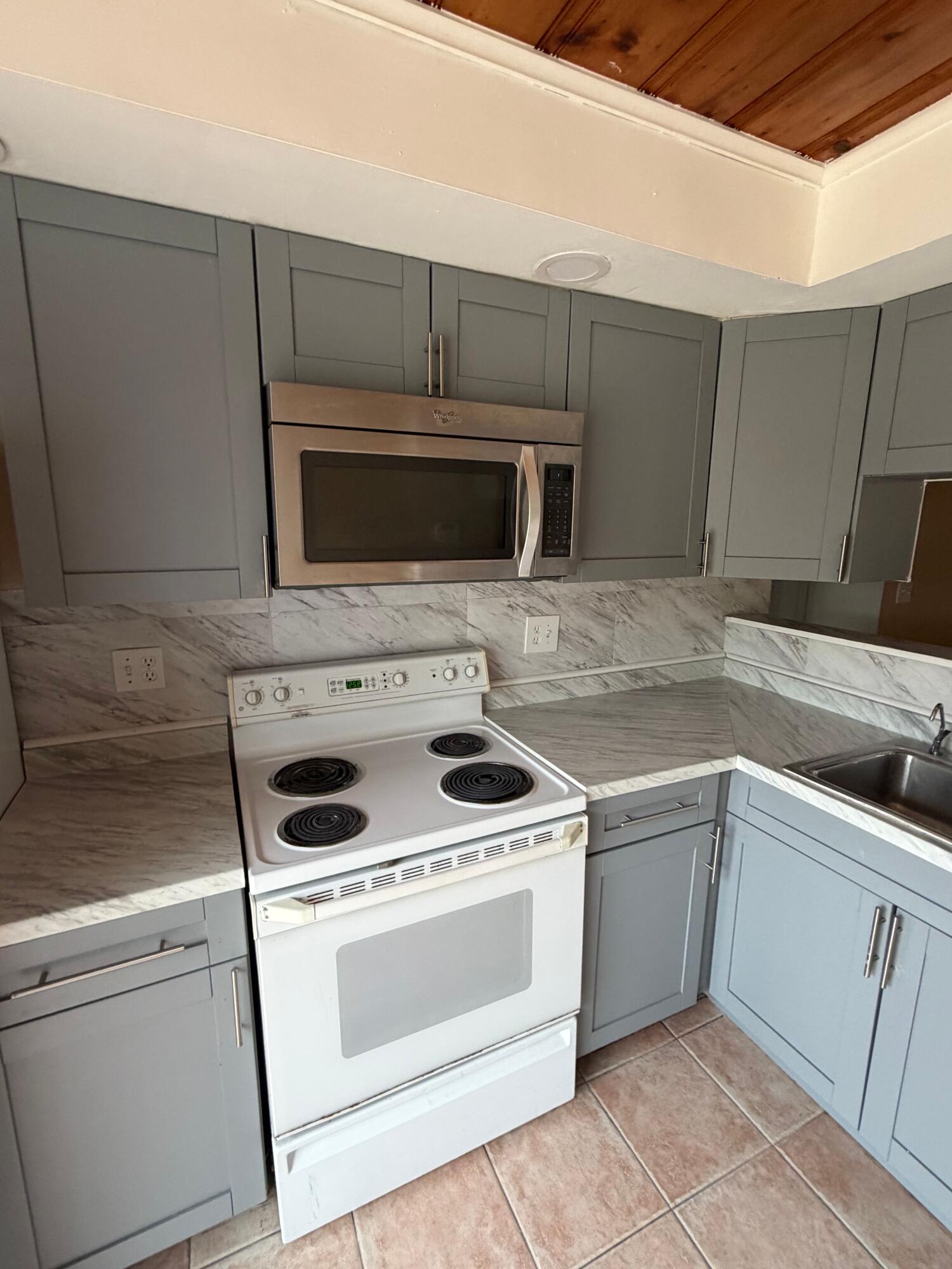 5601 Pierce Street Hollywood, FL 33021 - Photo 3 of 23 3