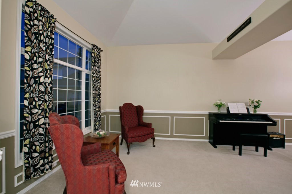 2121 Northeast 17th Place Renton, WA 98056 - Photo 2 of 11 Gallery Image 2