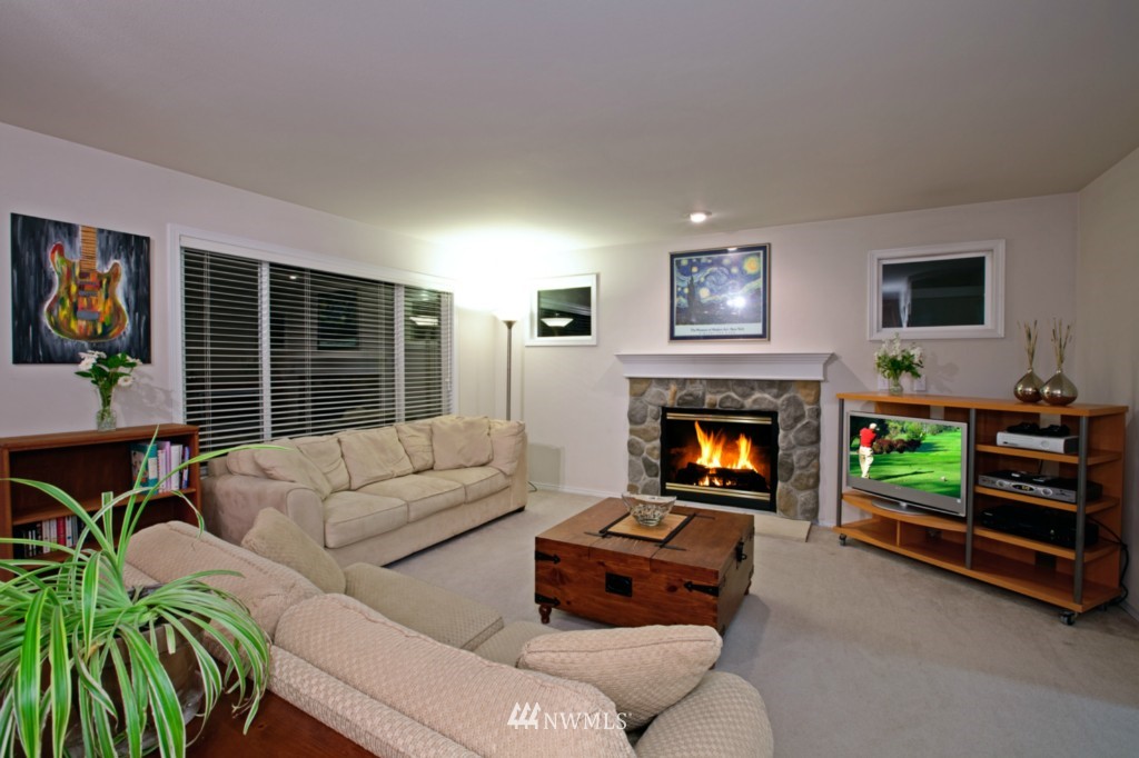 2121 Northeast 17th Place Renton, WA 98056 - Photo 5 of 11 Gallery Image 5