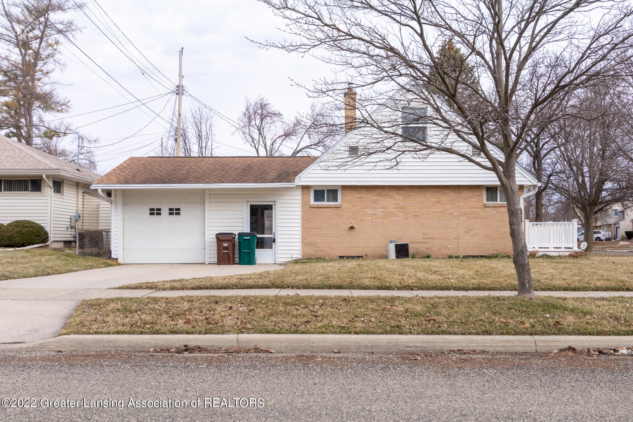 2712 Fairfax Road Lansing, MI 48910 - Photo 3 of 27 garage south