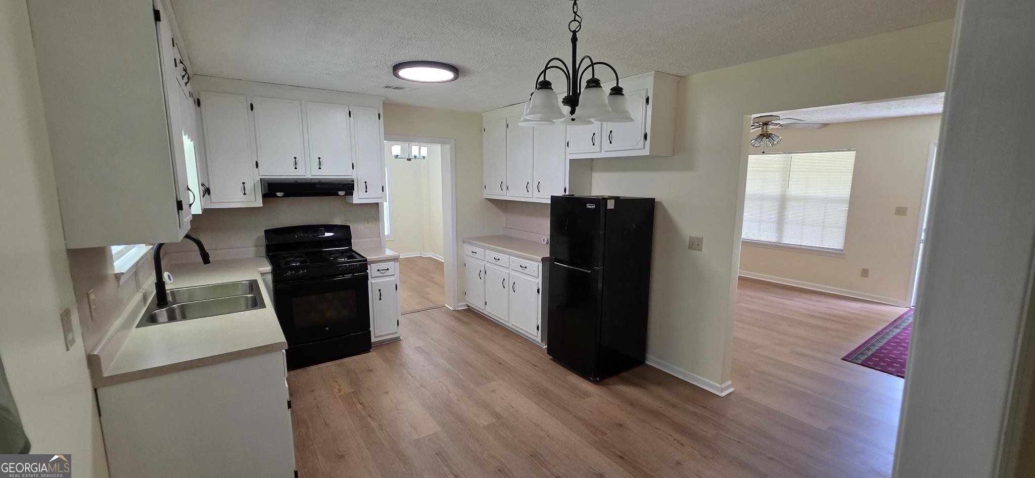 657 Tom McKinley Road Thomaston, GA 30286 - Photo 21 of 33 a kitchen with stainless steel appliances a refrigerator stove and sink
