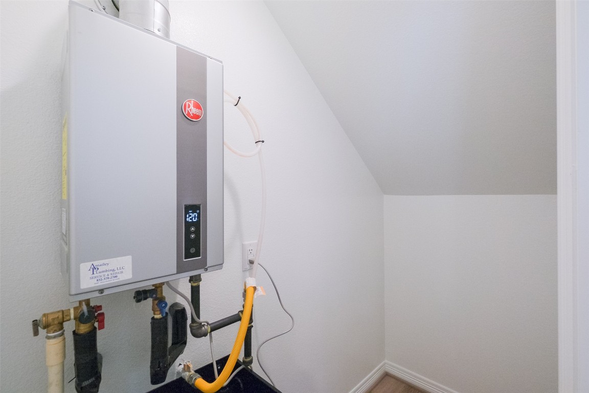 6434 New York Street Houston, TX 77021 - Photo 14 of 27 a view of utility room