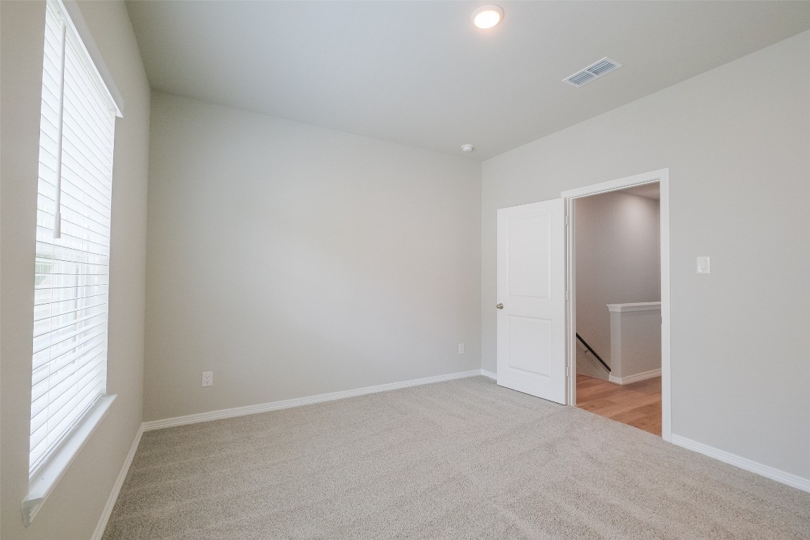 6434 New York Street Houston, TX 77021 - Photo 16 of 27 an empty room with windows and closet