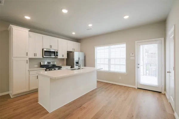 $2,500 | 6434 New York Street, Houston, TX 77021