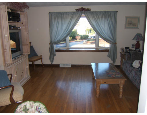 8 Amherst Road Wilmington, MA 01887 - Photo 3 of 10 Gallery Image 3