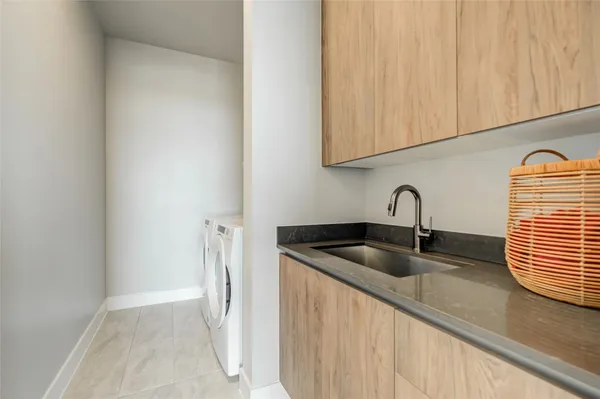 a close view of sink and tap