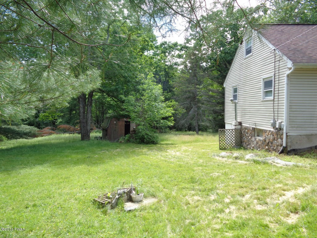 451 Rowland Road Greeley, PA 18425 - Photo 3 of 28 Side View