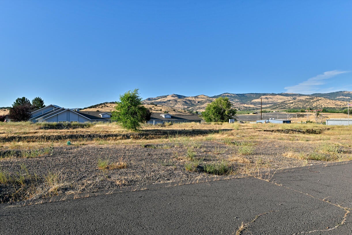 Suncrest Road Talent, OR 97540 - Photo 3 of 22 DSC_7657