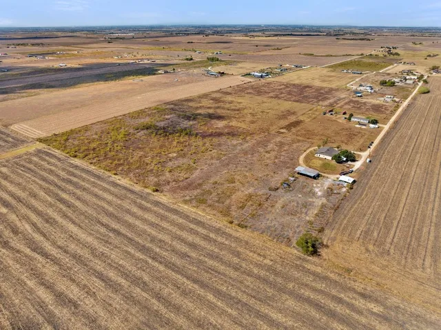 $830,000 | 18319 Werchan Lane, Unit D, Coupland, TX 78615