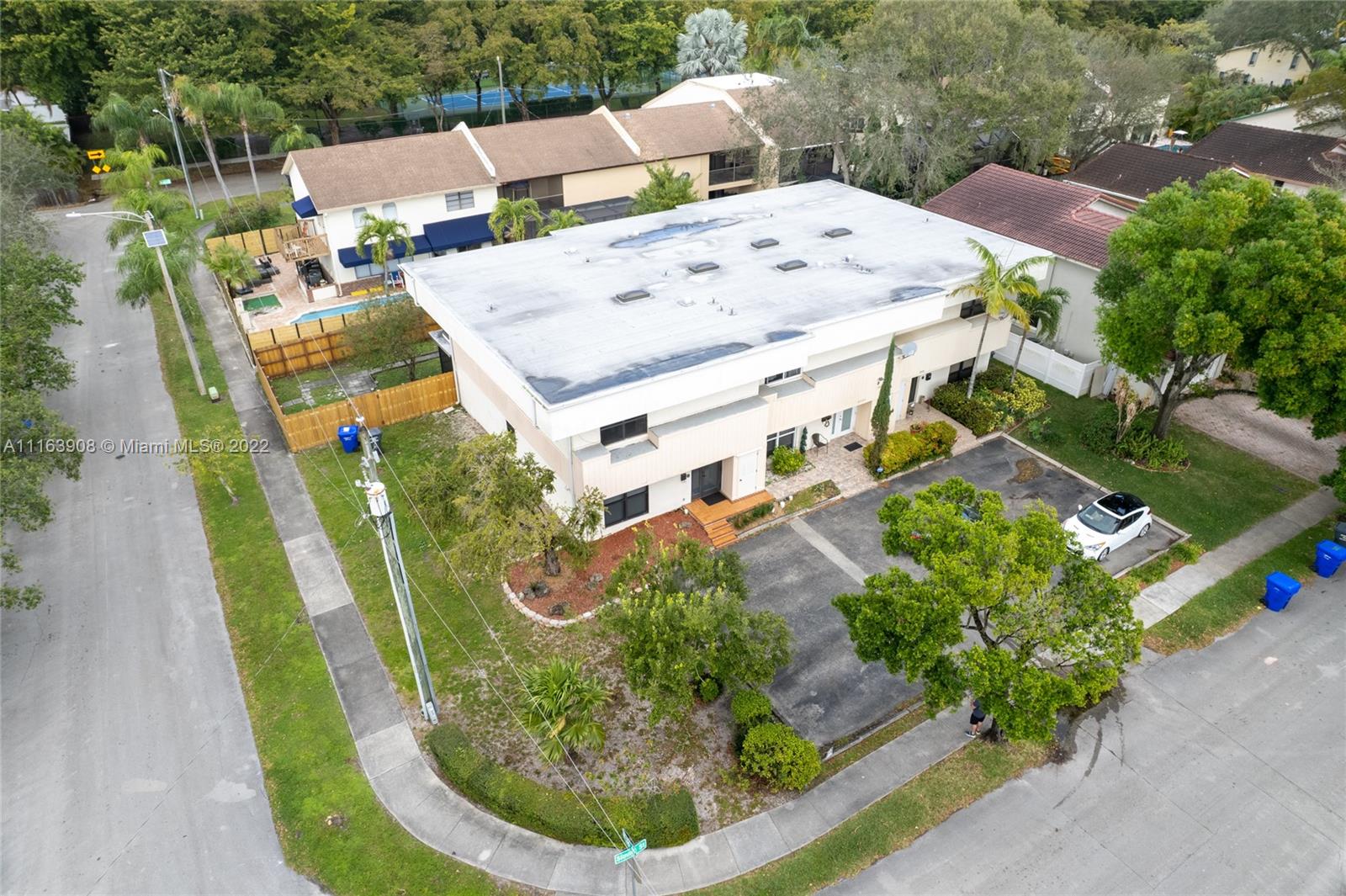 3595 Simms Street Hollywood, FL 33021 - Photo 2 of 28 Gallery Image 2