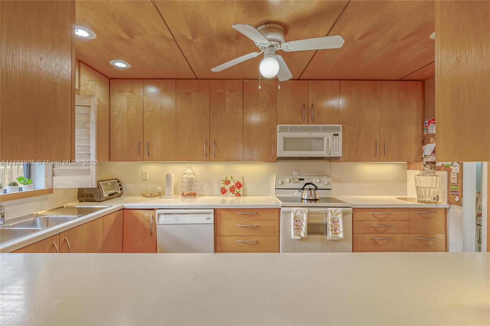 3595 Simms Street Hollywood, FL 33021 - Photo 9 of 28 Gallery Image 9