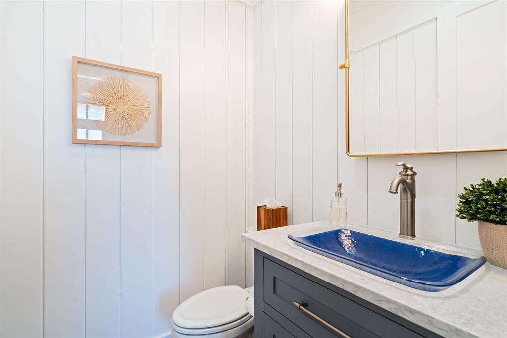 714 Bethel Road Waxahachie, TX 75167 - Photo 28 of 40 a bathroom with a sink toilet and mirror