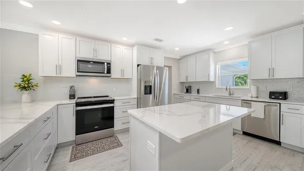 $1,825,000 | 306 Island Circle, Sarasota, FL 34242