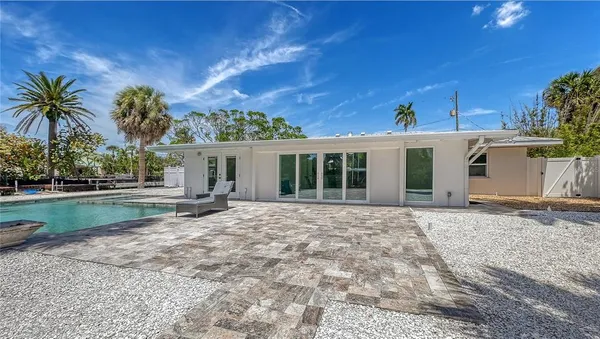 $1,825,000 | 306 Island Circle, Sarasota, FL 34242
