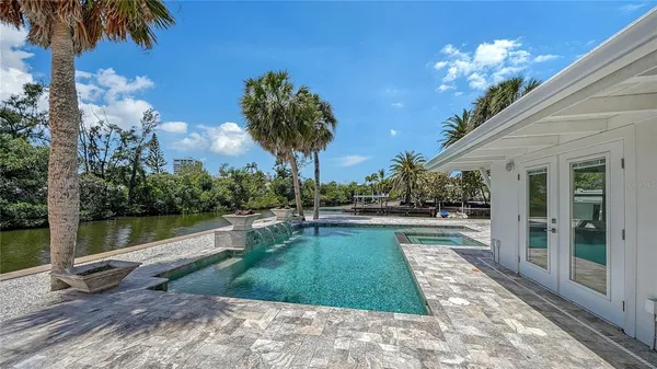 $1,825,000 | 306 Island Circle, Sarasota, FL 34242