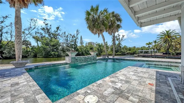 $1,825,000 | 306 Island Circle, Sarasota, FL 34242