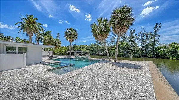 $1,825,000 | 306 Island Circle, Sarasota, FL 34242