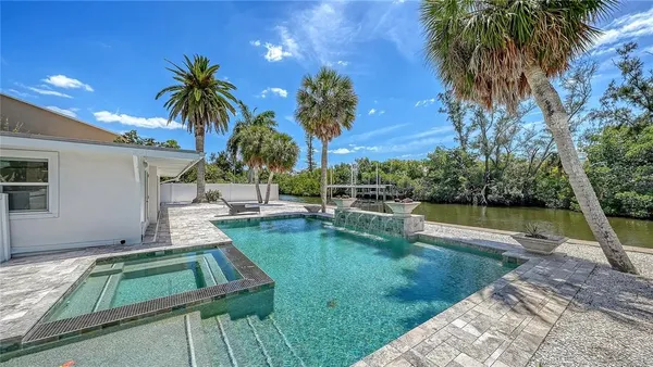 $1,825,000 | 306 Island Circle, Sarasota, FL 34242