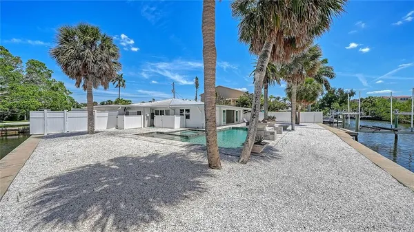 $1,825,000 | 306 Island Circle, Sarasota, FL 34242